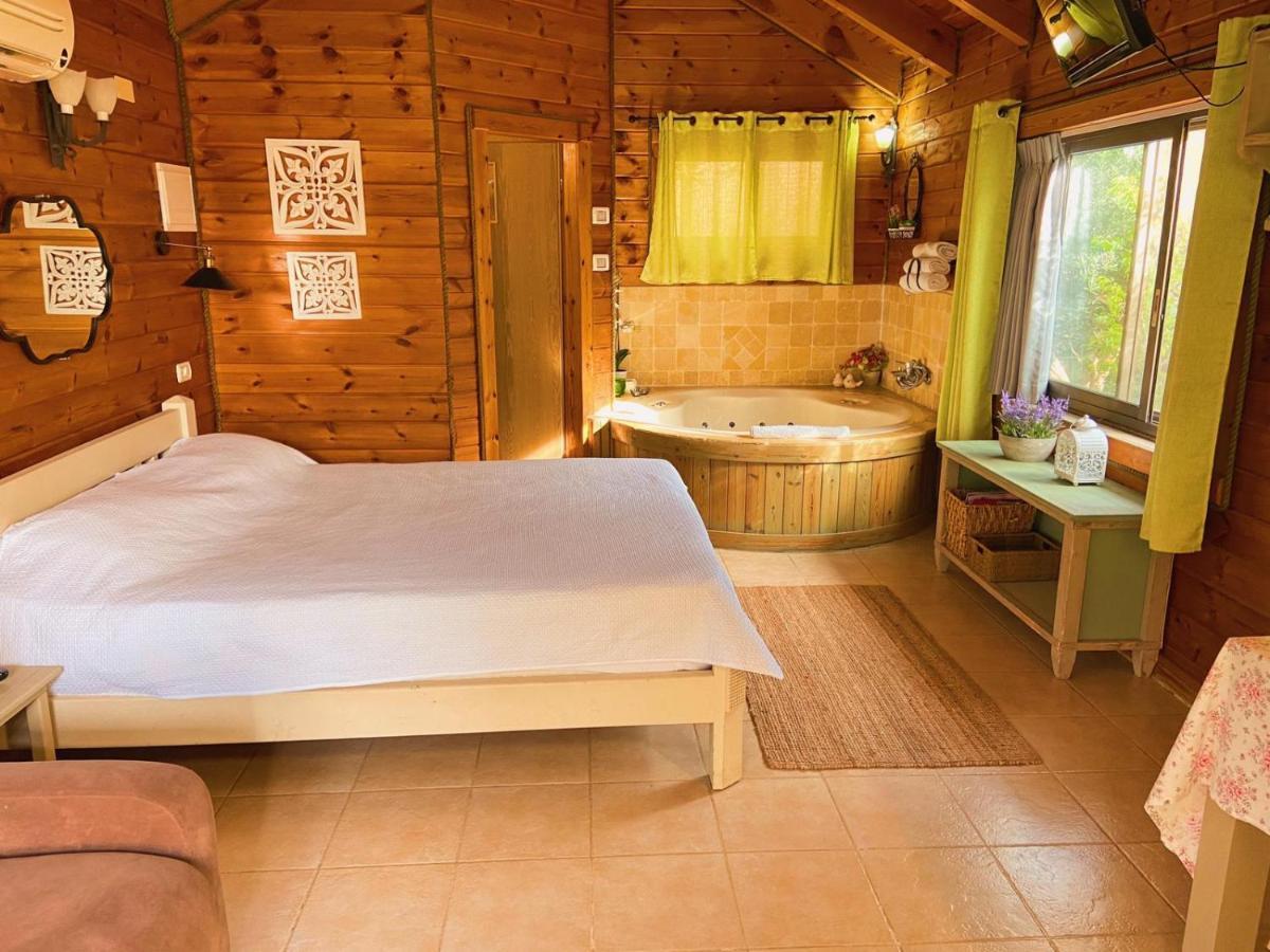 Julie'S Cabins Neot Golan エクステリア 写真