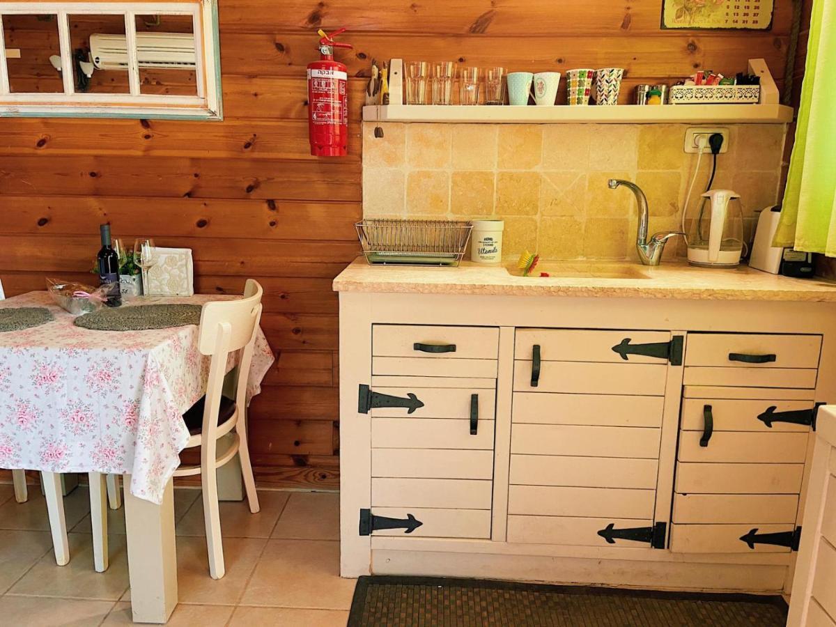 Julie'S Cabins Neot Golan エクステリア 写真