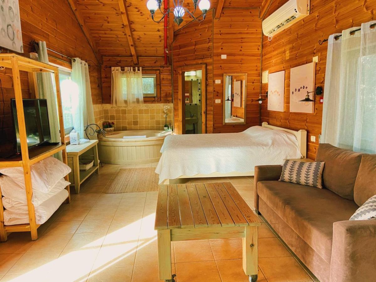 Julie'S Cabins Neot Golan エクステリア 写真